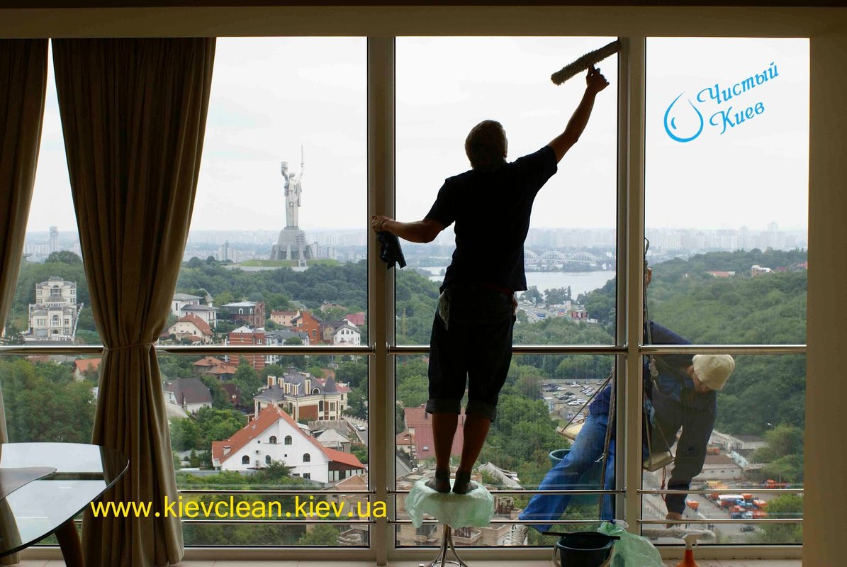 Как помыть высокие окна на балконе