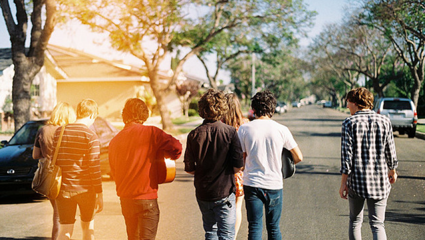 Улица друзей. Друзья на прогулке. Прогулка с друзьями на улице. Подростки гуляют на улице. Ребята гуляют.